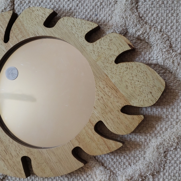 Small decorative mirror in a shape of a leaf 🍃 - Picture 3 of 3